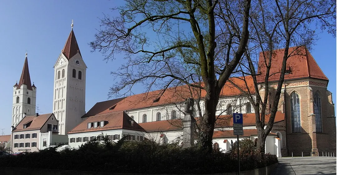 Moosburg an der Isar, Johanniskirche (links) und Kastuluskirche