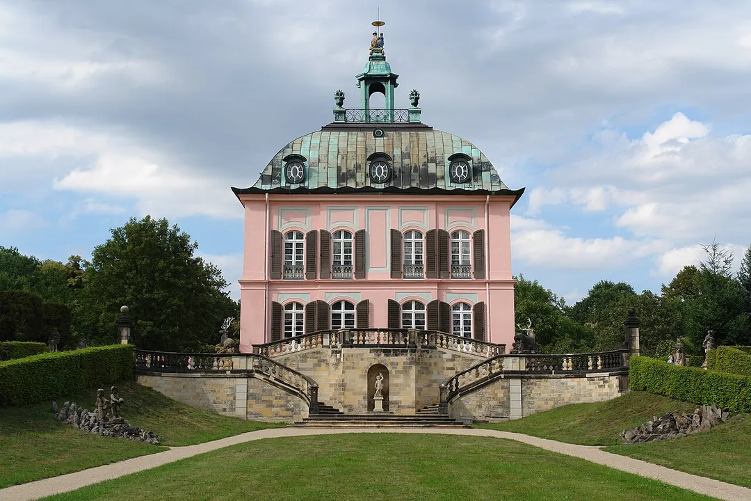 Fassanenschlösschen Moritzburg 

One can see 11 statues on this image.