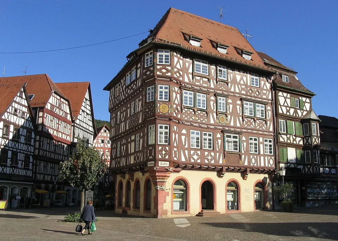 Description in de wikipedia
Bildbeschreibung: Das Palmsche Haus am Marktplatz in Mosbach
Quelle: eigene Aufnahme
Fotograf/Zeichner: AlterVista
Datum: September 2003