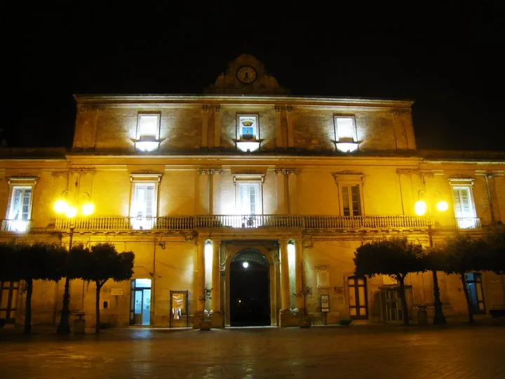 Palazzo Ducale, sede del comune di Mottola, fotografato in notturna