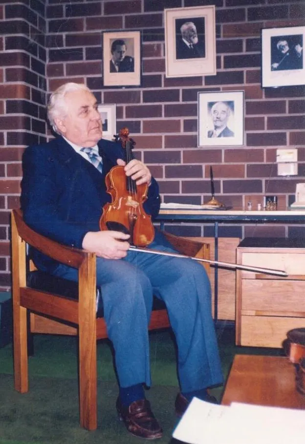 Jan Sedivka in his Mount Nelson violin studio, 1988