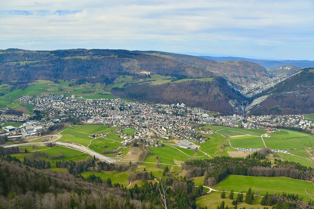 Vue sur la ville de Moutier (JU), en Suisse.