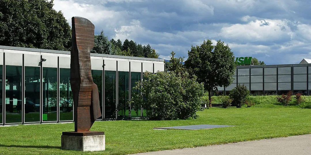 USM Firmengebäude mit Besucherpavillon und Skulptur von Oscar Wiggli in Münsingen Kt. Bern