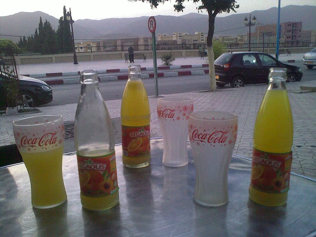 Du N'Gaous dans des verres de Coca Cola dans un café de la ville de Batna (Algérie).