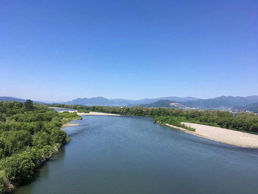 This is a photo of the Chikuma River, looking downstream towards Murayama Bridge, taken from Yashima Bridge, Nagano City.