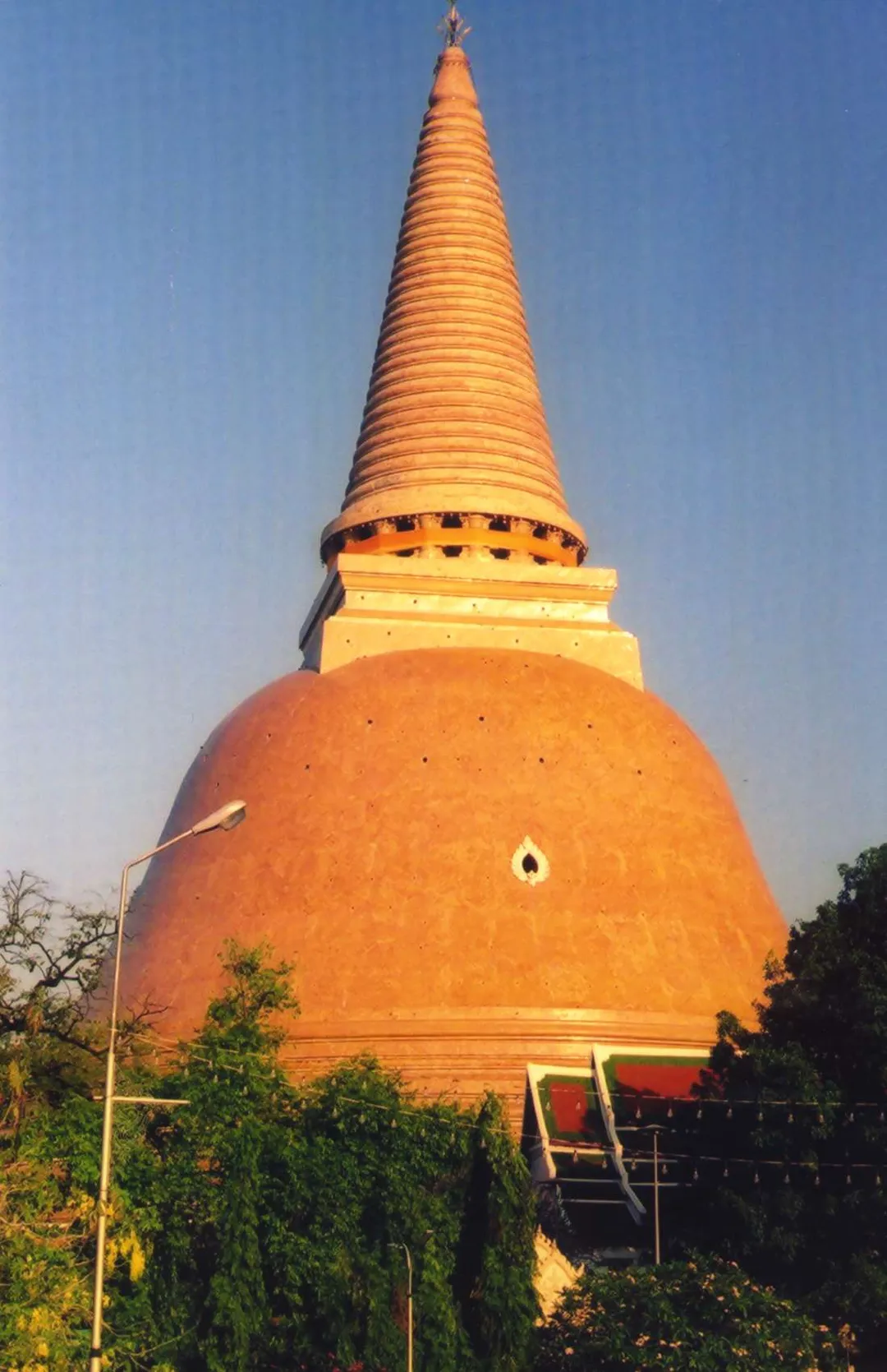 Phra Pathom Chedi, Nakhon Pathom, Thailand.
Photo by User:Ahoerstemeier on January 26 2005.