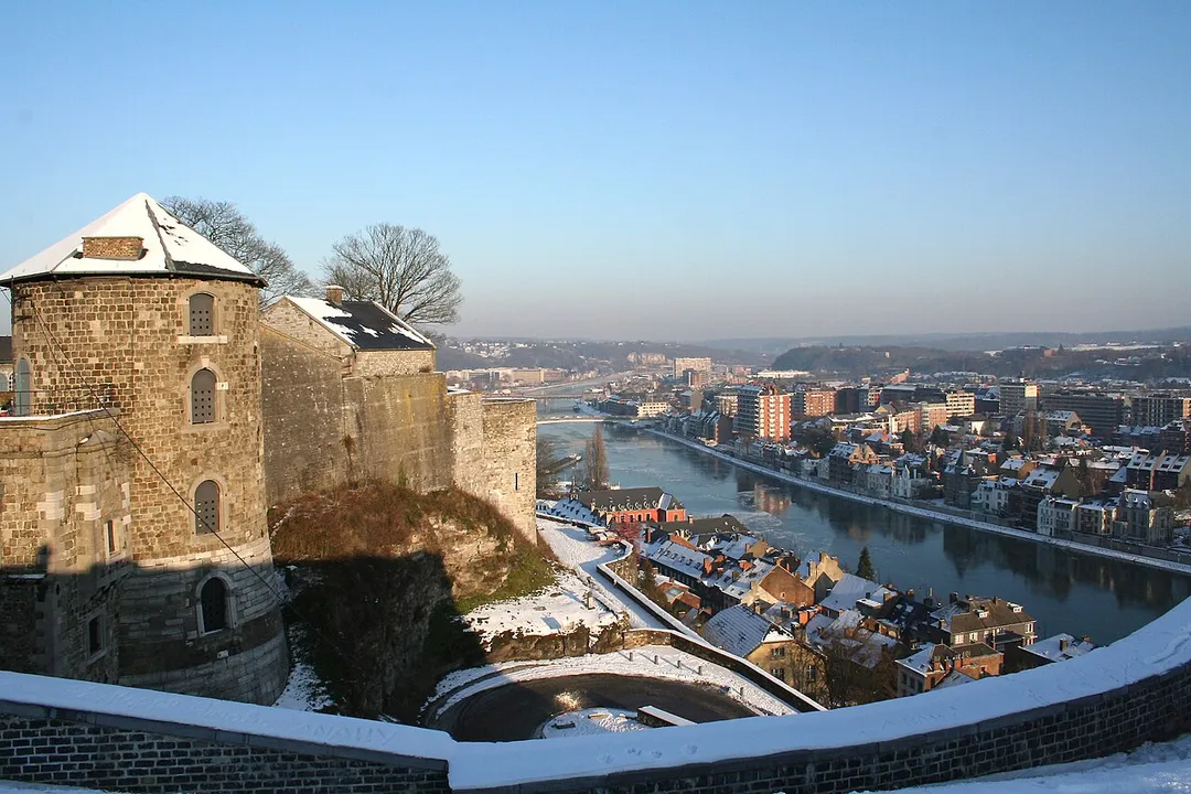 Namur (Belgique), les remparts sud-est de la citadelle, le parlement wallon, les quartiers situés au pied des rochers du Champeau et la Meuse vus depuis la route Merveilleuse.