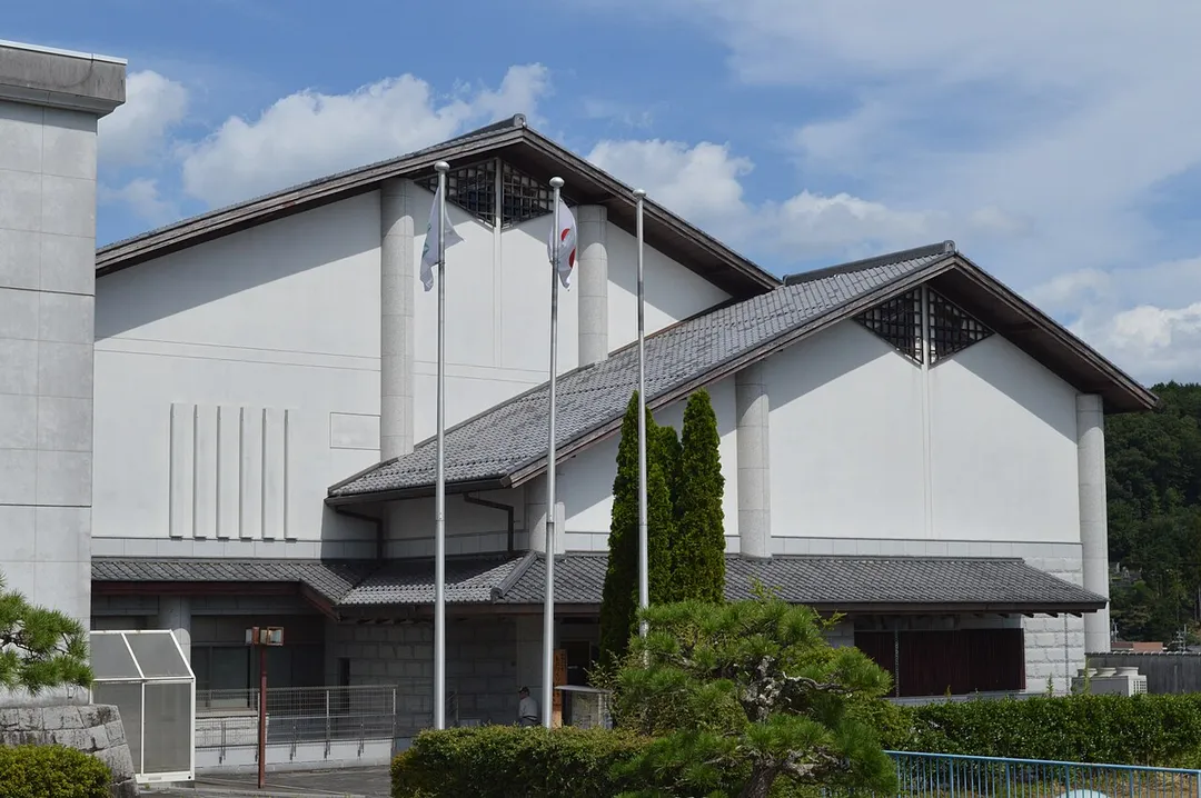 京都府南丹市園部町にある南丹市立文化博物館・南丹市立中央図書館。
