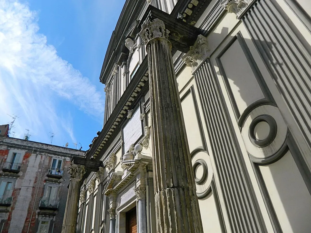 San Paolo Maggiore (particolare facciata) - Napoli. Capitello corinzio di spoglio dal Tempio dei Dioscuri.