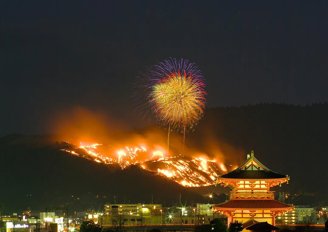 The burning the dead grass of Mount Wakakusa and Suzakumon of Heijō Palace.