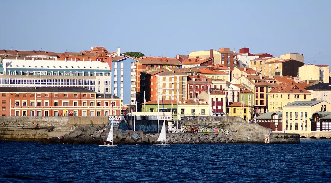 Vista del frente marítimo de la ciudad de Gijón, en Asturias, España