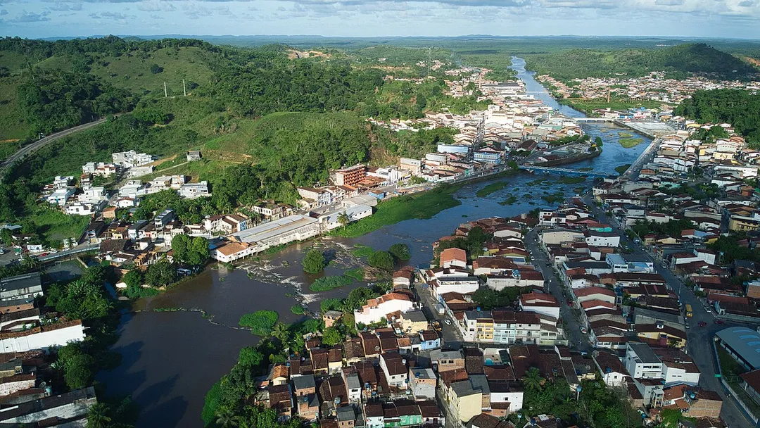 Vista área do bairro do Centro de Nazaré/BA, também conhecida por Nazaré das Farinhas, do Apagafogo e Mulungus, com o rio Jaguaripe.