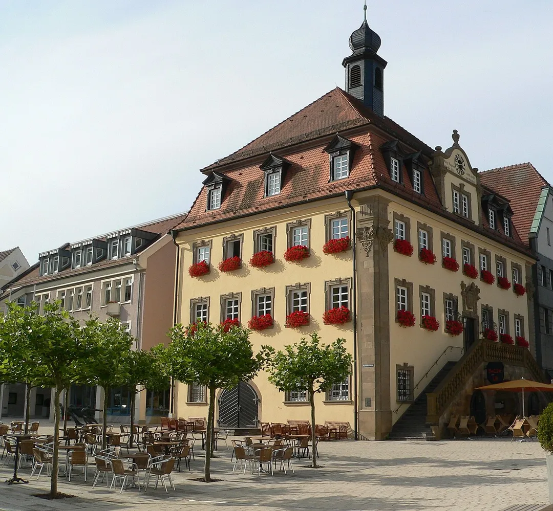 Neckarsulmer Rathaus: Vorn der alte Teil (1782), links die Erweiterung (1985)