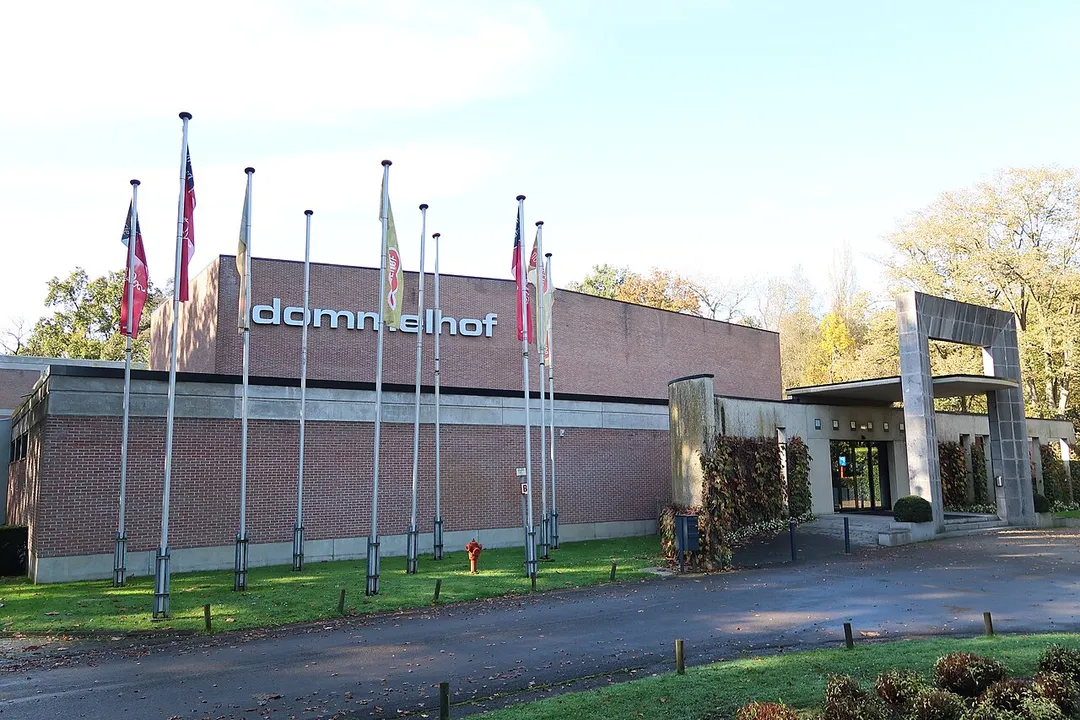 Dommelhof, theaterzaalgebouw van Provinciaal Domein Dommelhof in Neerpelt (Pelt), gebouwd in 1967