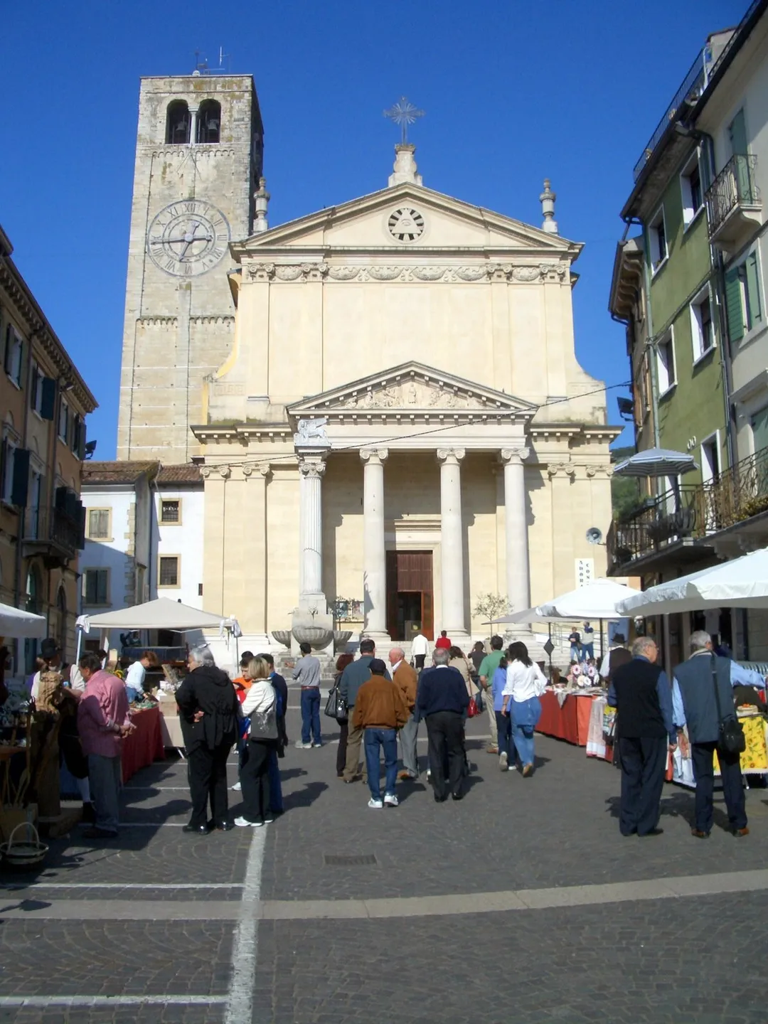 Foto della chiesa di Negrar presa dalla piazza antistante
