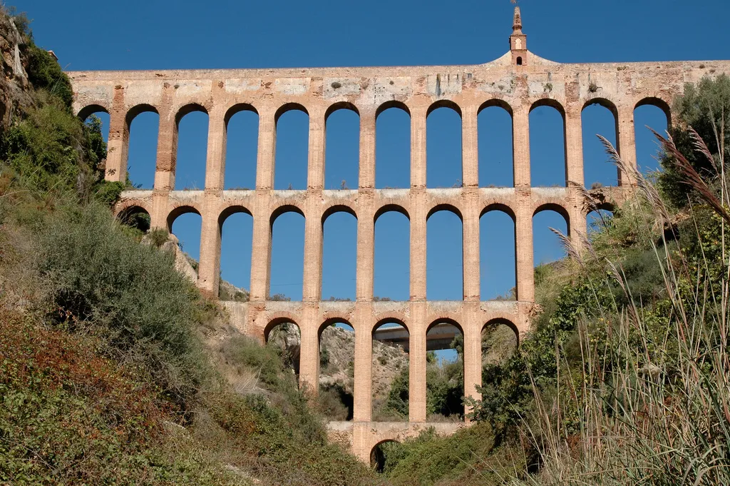 Aqueduc d'alimentation en eau aux alentours de la ville de Nerja (Andalousie)- EspagneAqueduc d'alimentation en eau aux alentours de la ville de Nerja (Andalousie)- Espagne
