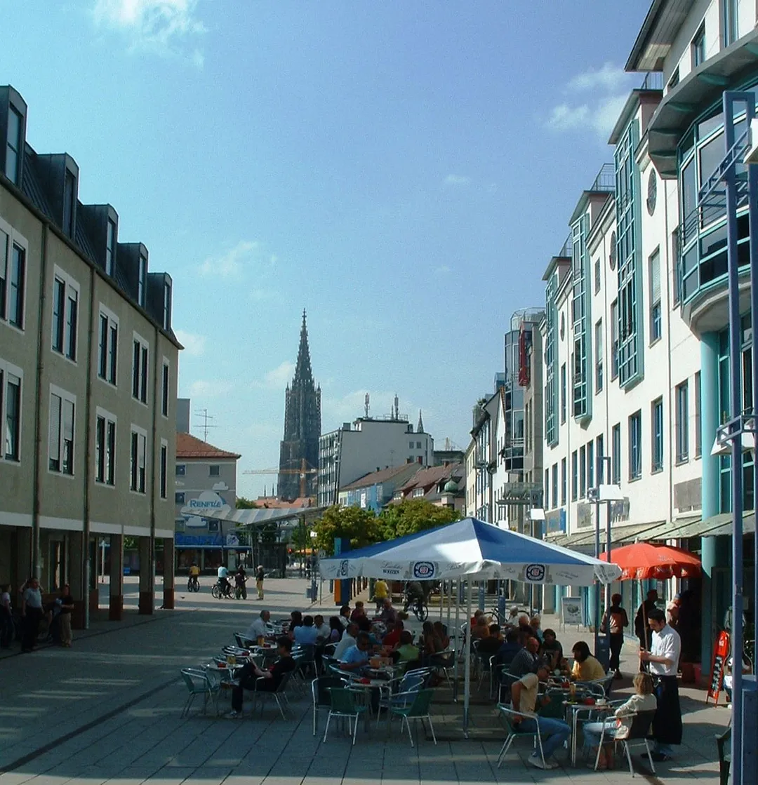 Blick über den belebten Neu-Ulmer Petrusplatz nach Ulm (Münster im Hintergrund)