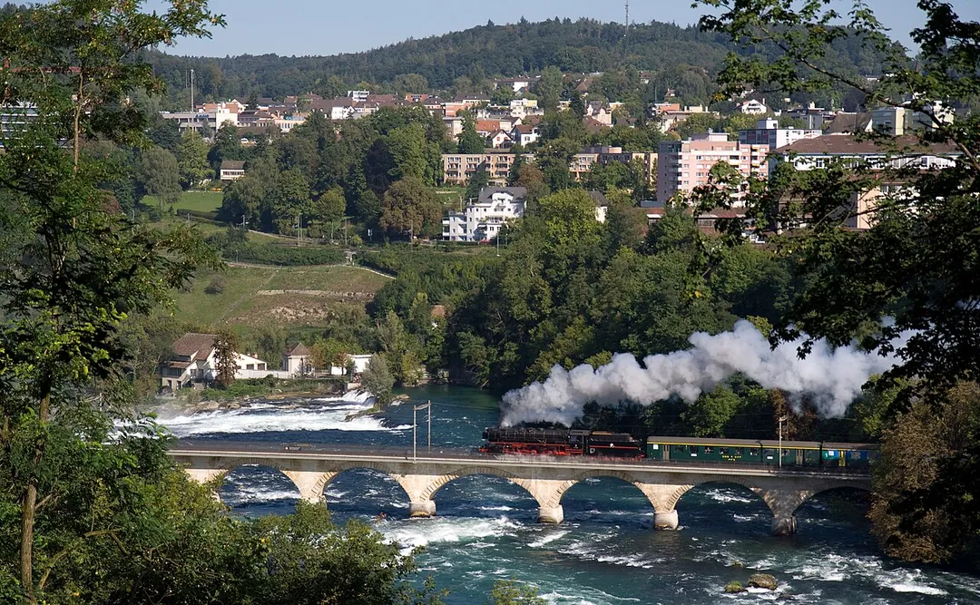 BR 01 über dem Rheinfall, Neuhausen - Schloss Laufen