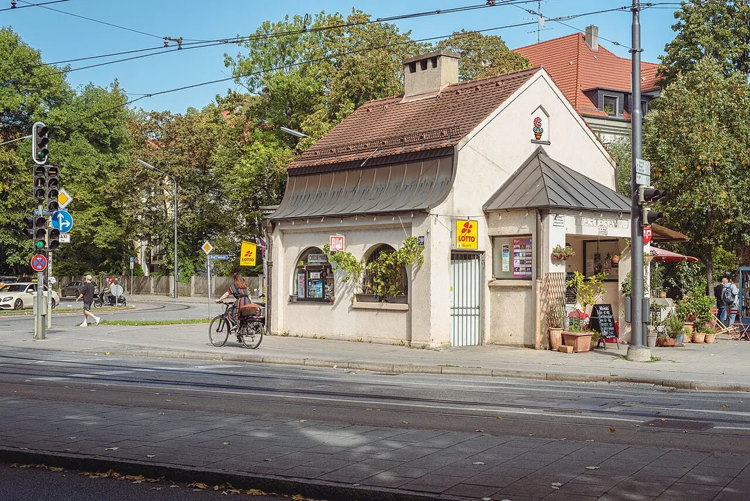 The waiting shelter in Munich-Neuhausen as seen from the other side of the road.