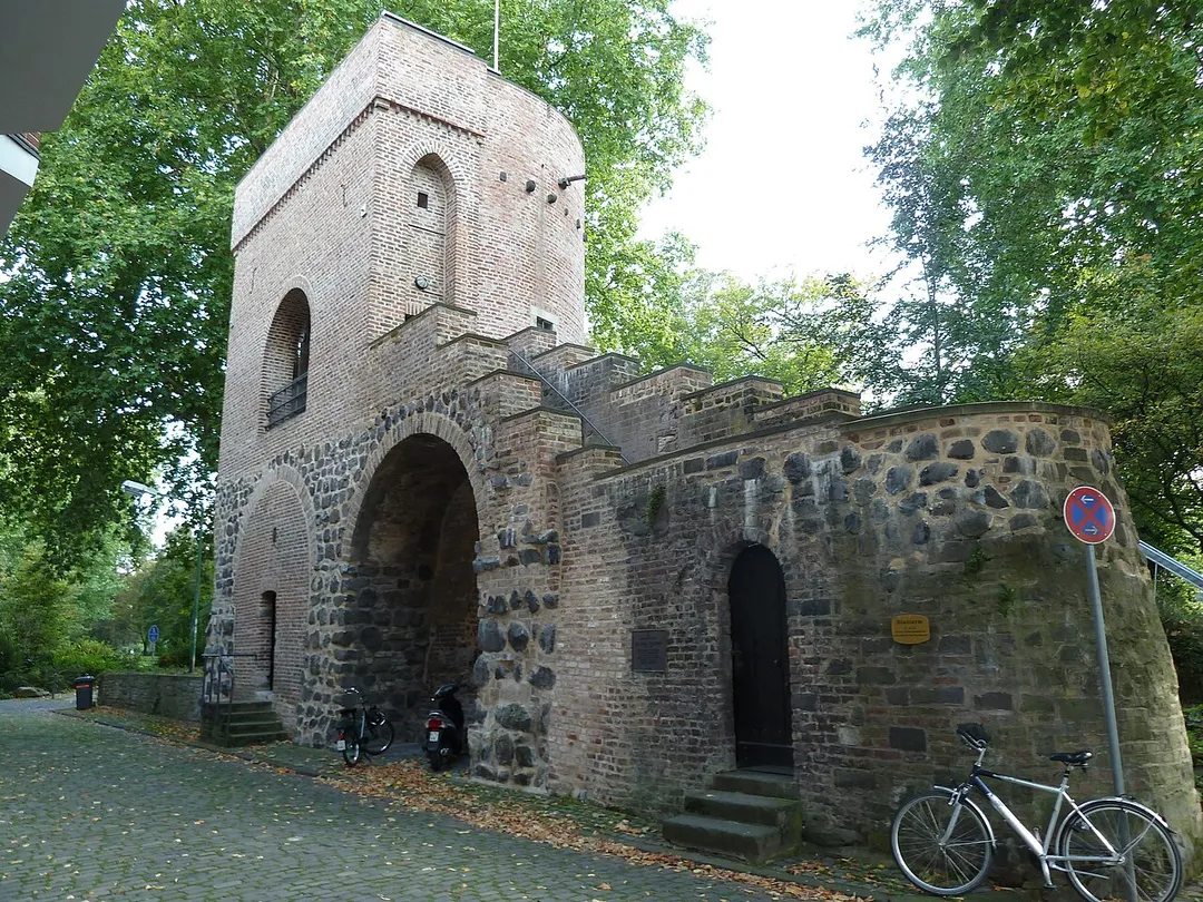 Ansicht von der Stadtseite; 13./15. Jahrhundert; Halbrundturm der mittelalterlichen Stadtmauer von Neuss