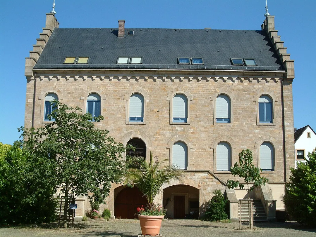 Weißes Haus (Herrenhaus) zu de:Mußbach, selbst fotografiert am 2006-07-02 und freigegeben durch de:Benutzer:Mundartpoet