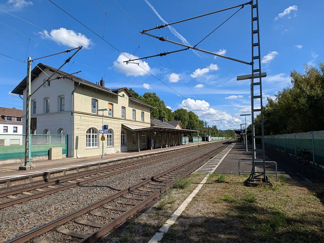Bahnhof Engers, Gleise und Bahnsteige mit Empfangsgebäude