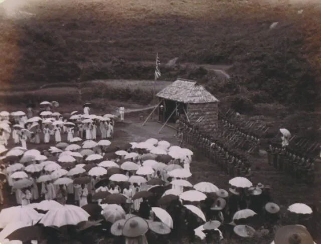 1899年英國在大埔舉行接管新界儀式
Description: New Territory Hong Kong.
Location: Hong Kong


Our Catalogue Reference: Part of CO 1069/446.
This image is part of the Colonial Office photographic collection held at The National Archives. Feel free to share it within the spirit of the Commons.
Please use the comments section below the pictures to share any information you have about the people, places or events shown. We have attempted to provide place information for the images automatically but our software may not have found the correct location.
For high quality reproductions of any item from our collection please contact our image library.

Alternative caption: Meeting at Tai Po Market between Sir Henry Blake and the gentry and elders of the New Territories communities at which the Governor explained the principles upon which the leased territories would be governed. Gentry and elders assembled to greet the governor and his party, 2 August, 1899. https://www.grs.gov.hk/ws/hip/en/port.html https://www.hpcbristol.net/visual/na16-044