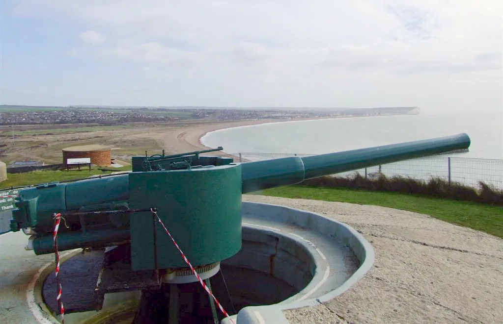 Photograph of BL 6 inch Mk VII gun, at Newhaven Fort, UK.