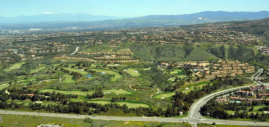 Pelican Hill at the south tip of Newport Beach CA. Aerial photo: D. Ramey Logan - please credit if used in work outside of Wiki projects. Thank you!