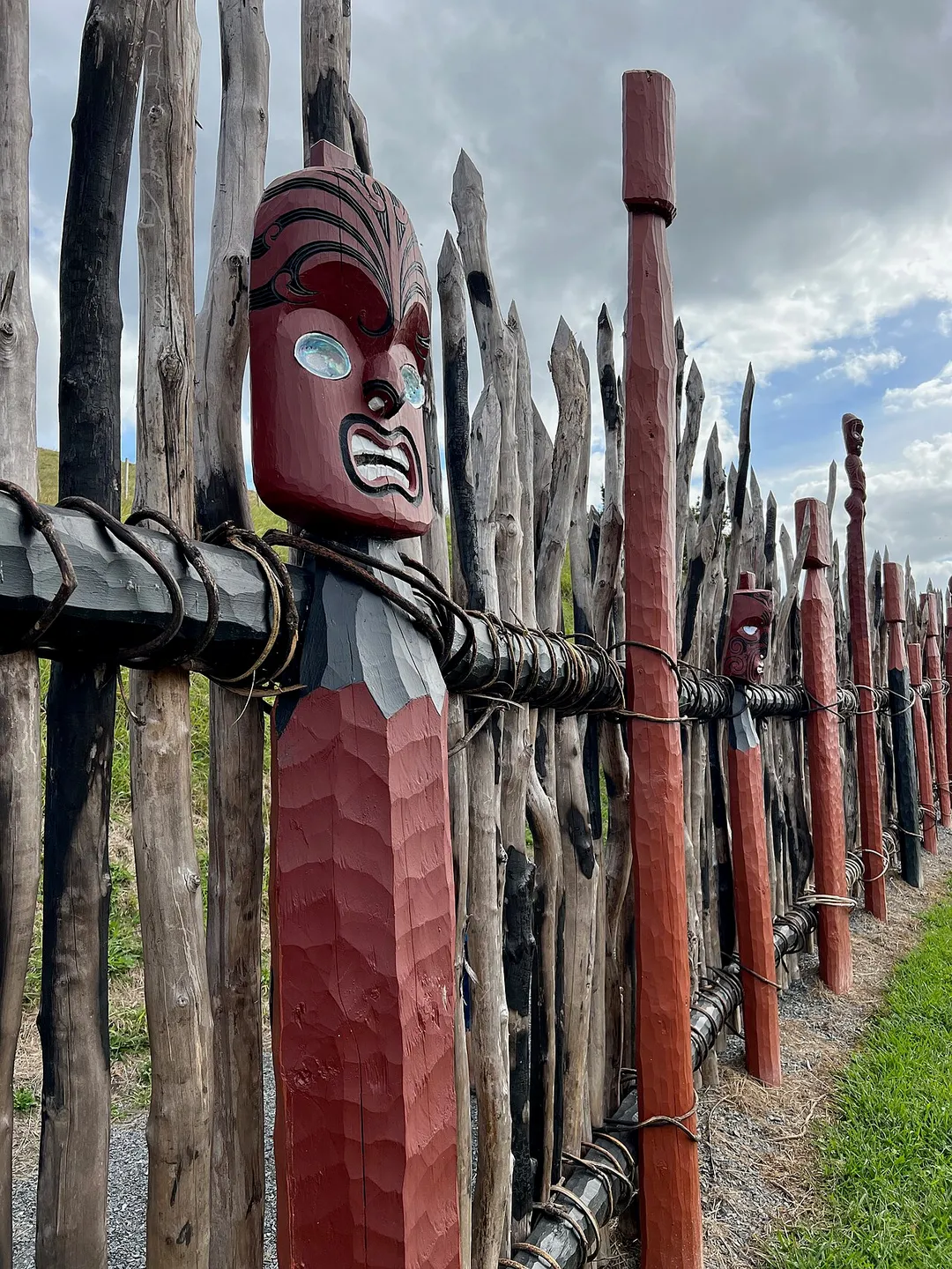 Figurehead and palisade at Puke i Ahua pā site, built in 2010