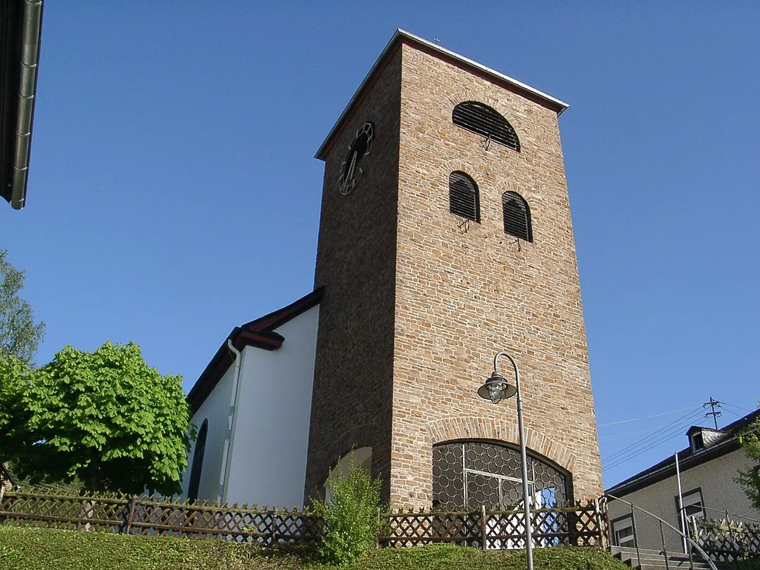 Kirche von Niederfell - selbst fotografiert (Klaus Graf) 12.5.2005 -