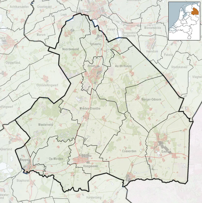 Referentiekaart van Provincie Drenthe, met indeling van gemeenten (2010) en impressie van het landschap.
Door Jan-Willem van Aalst, samengesteld uit publiek beschikbare geo-data:

Referentie-ondergrond (kustlijn, steden, wegen) gerasterd uit de OpenStreet Map OSM. (http://www.openstreetmap.org/index.html) Inhoud is beschikbaar onder de Creative Commons Attribution-ShareAlike 3.0 license.
Referentie-ondergrond op water bewerkt vanuit http://satfoto.geoserve.nl/false-nl/index.html. Gebruik is vrij met bronvermelding NLR en ESA.
Vectorgrenzen van gemeenten en regio's vrij ter beschikking gesteld met dank aan cartografen van brandweerregio's Hollands-Midden en IJsselland; gerasterd in Photoshop.
Hoogte-aanduidingen (reliëf) gerasterd uit de AHN Viewer (http://www.ahn.nl/kaart/); gebruik is vrij met bronvermelding (c) AHN, www.ahn.nl;
Overige kenmerken op de kaart: eigen tekenwerk van Jan-Willem van Aalst, op basis van gerasterde gemeentegrenzen.