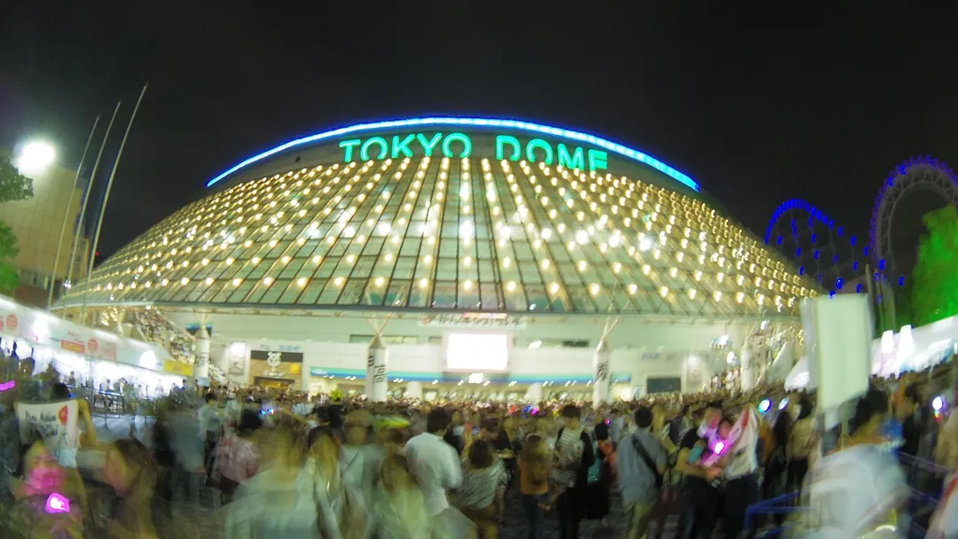 東京ドーム（東京都文京区後楽）外観（2017年9月24日夜撮影）。