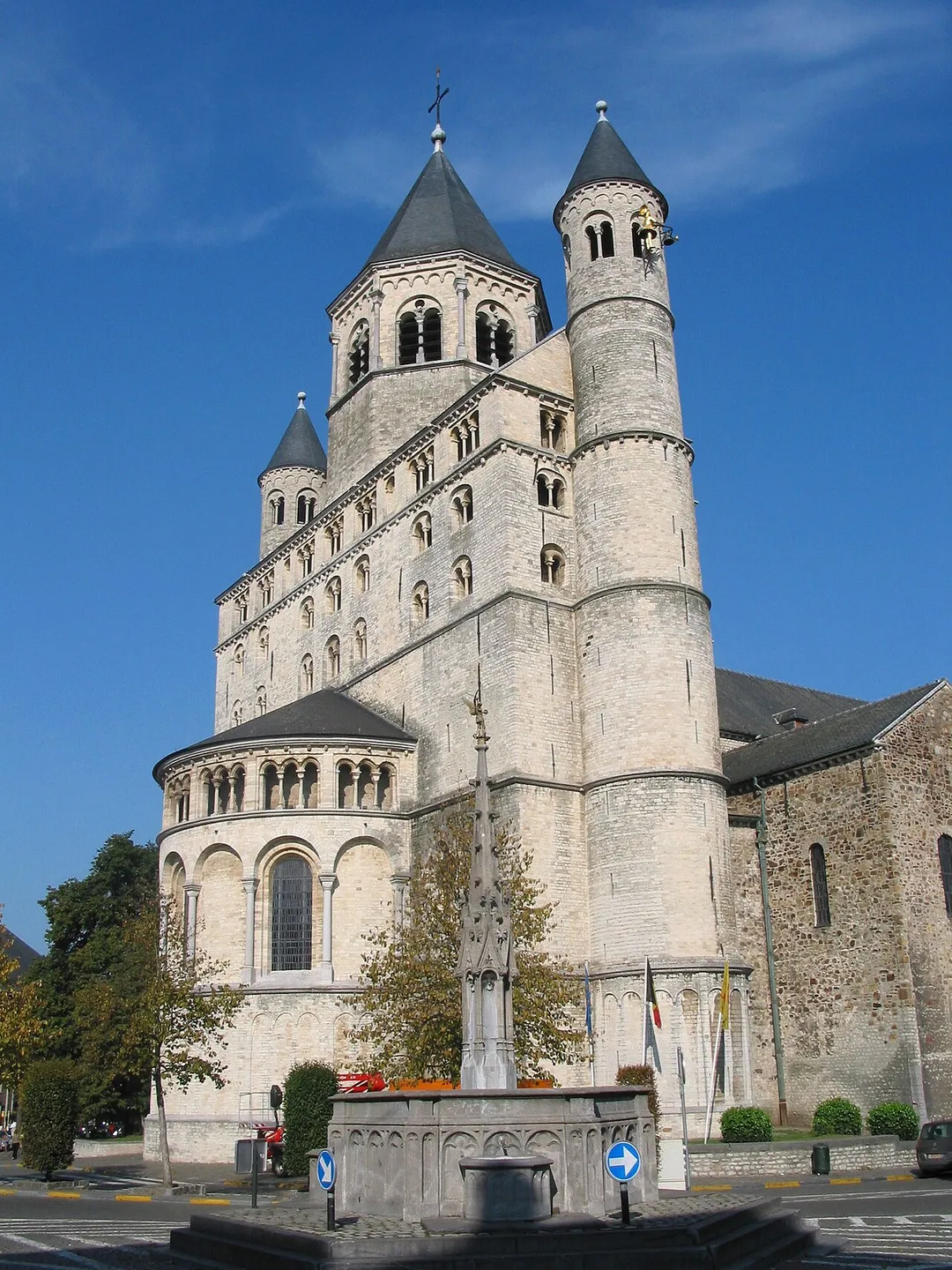 Nivelles   (Belgium),  the St. Gertrude Collegiate church (XI/XIIIth century), her restored fore-part (XXth century) and the replica of the Perron fountain (1922).