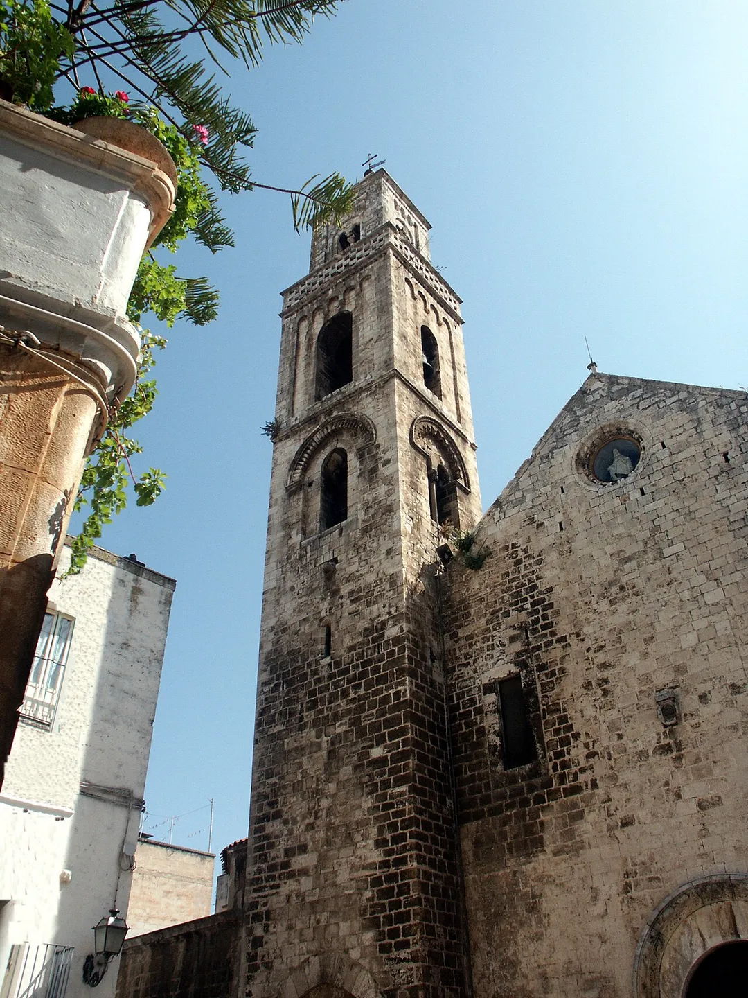 Collegiata di Santa Maria della Pace, chiesa madre di Noicattaro: parte della facciata e campanile.