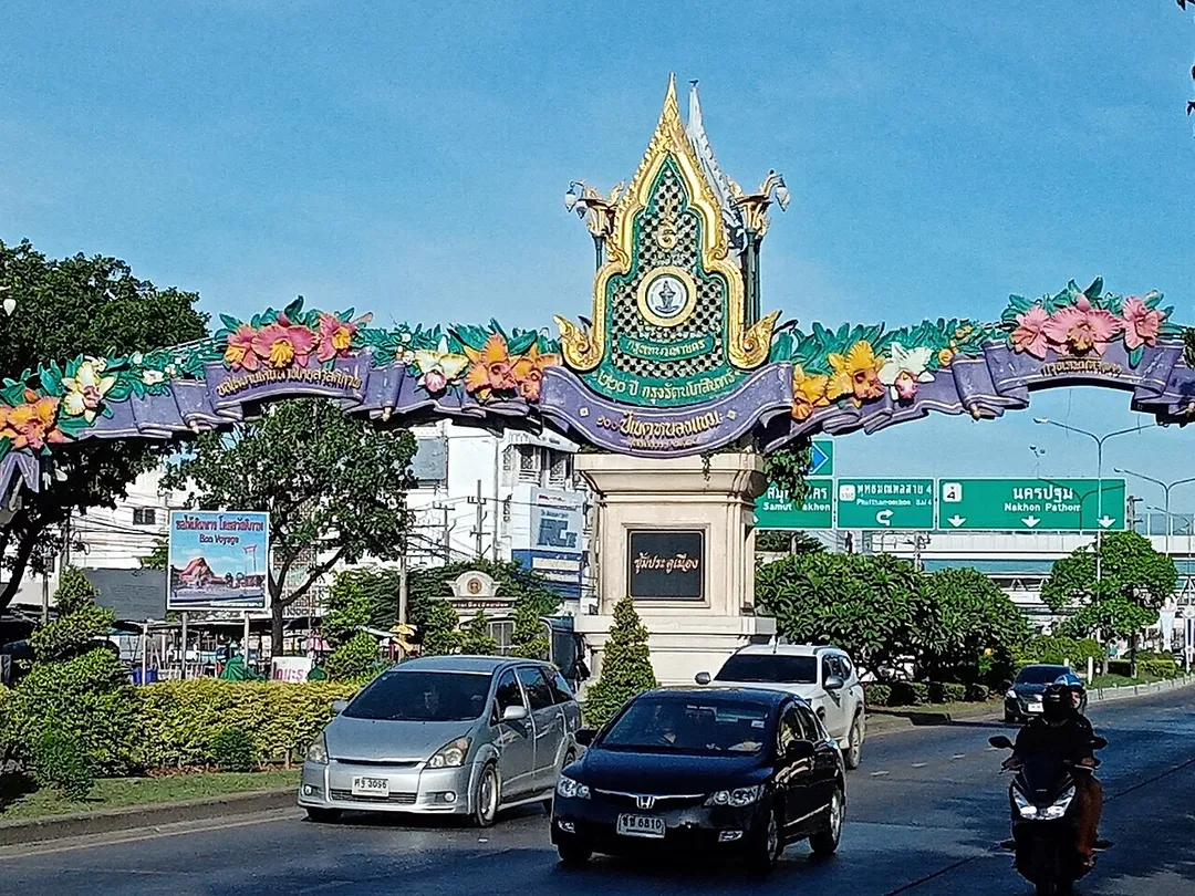 ซุ้มประตูเข้าสู่เขตหนองแขม บน ถ.เพชรเกษม
