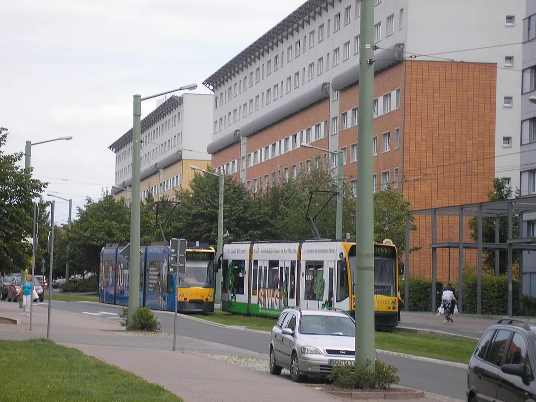 Straßenszene am Theaterplatz in Nordhausen (Thüringen).