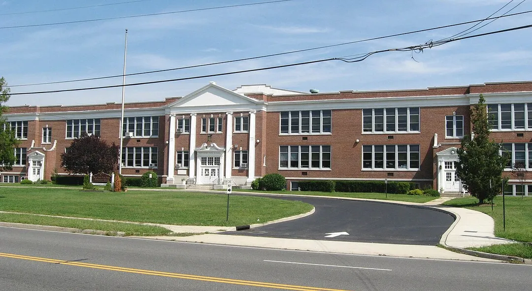 Looking northeast at New Hyde Park Road Elementary School in en:New Hyde Park, New York on a partly cloudy midday