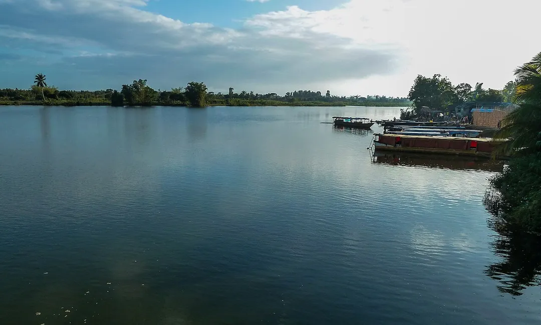 Haventje aan het Canal des Pangalanes bij Nosy Varika.