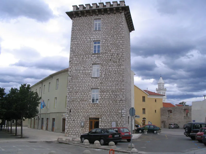 Kaštel Frankopan, u kojemu je 1288. napisan Vinodolski zakon. Lijevo je Trg Vinodolskog zakona, a desno Frankopanski trg
