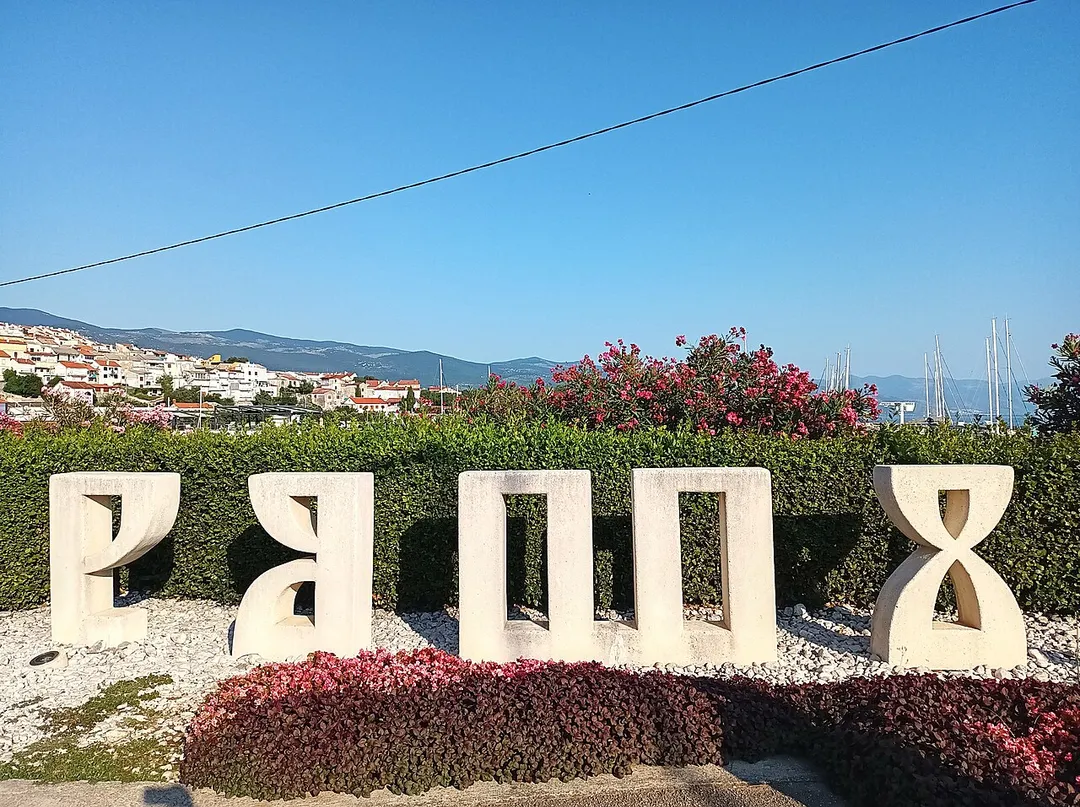 Am Eingang von Novi Vinodolski aus Richtung Crikvenica wurde 2015 an der Straße in der Nähe der Ričina-Brücke eine große skulpturale Inschrift NOVI in glagolitischer Sprache angebracht.