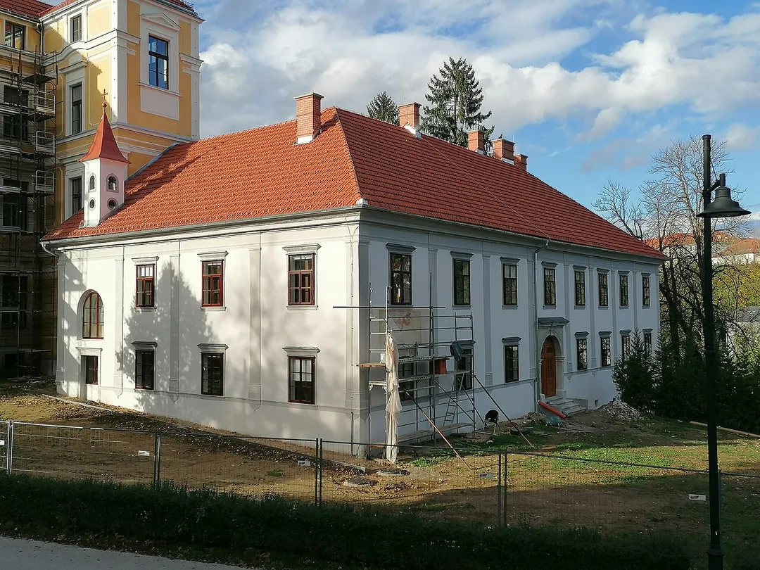 Gradič Novi dvor. Sinonimi: Pred malim mostkom, Mostec, Neuhof, Aula nova, Khanov dvorec, Interna.
Delno podkleten nadstropen dvorec pravokotnega tlorisa iz 1629 so 1893 kupili usmiljeni bratje iz Gradca, ga preuredili v samostan in ob njem sezidali bolnišnico. Fasada z baročnim portalom je neoklasicistična. V dvorcu je živela Primicova Julija.
Datacija:
druga četrtina 17. stol., 1629, druga četrtina 18. stol., 1744, zadnja četrtina 19. stol., 1893-1894
Opis lokacije:

Kandijska cesta 3. Dvorec stoji v območju Splošne bolnišnice Novo mesto, na desnem bregu reke Krke.