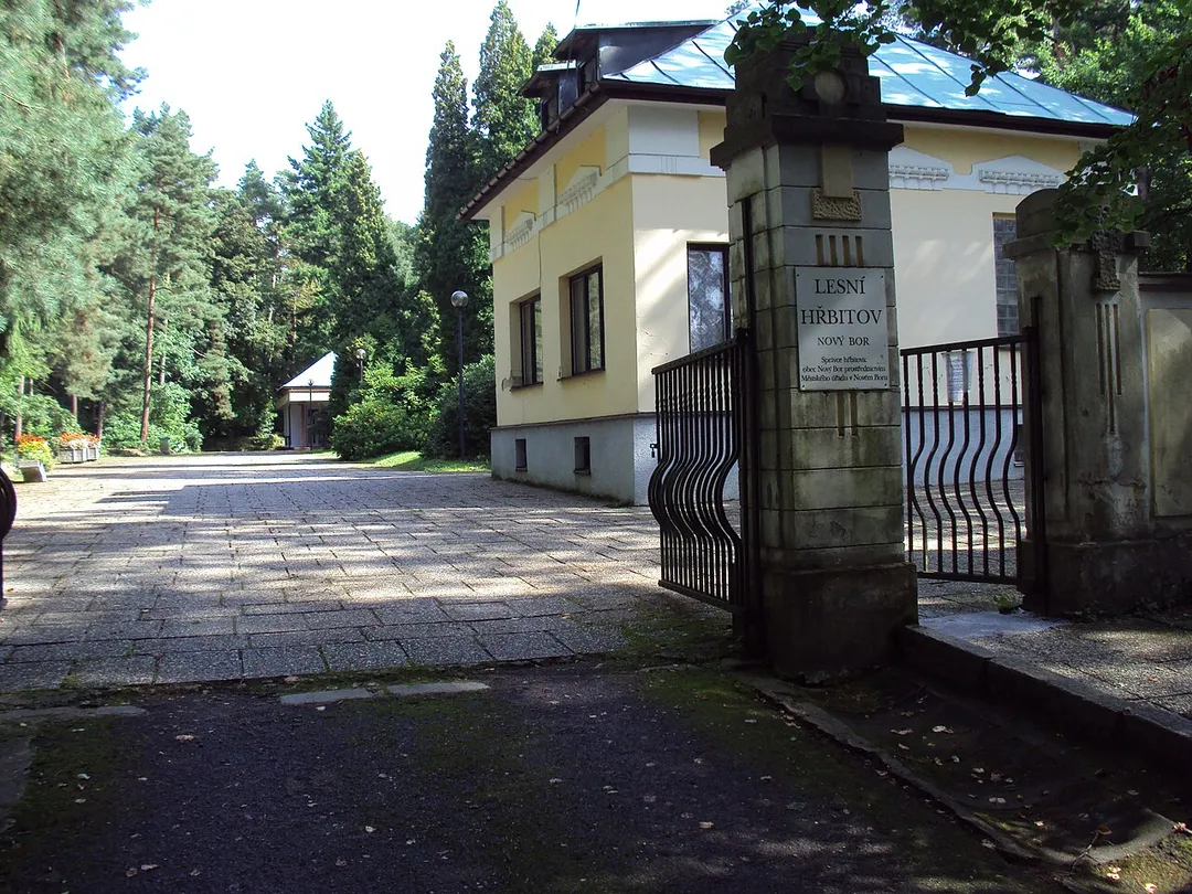 Vchod do areálu Lesního hřbitova v Novém Boru