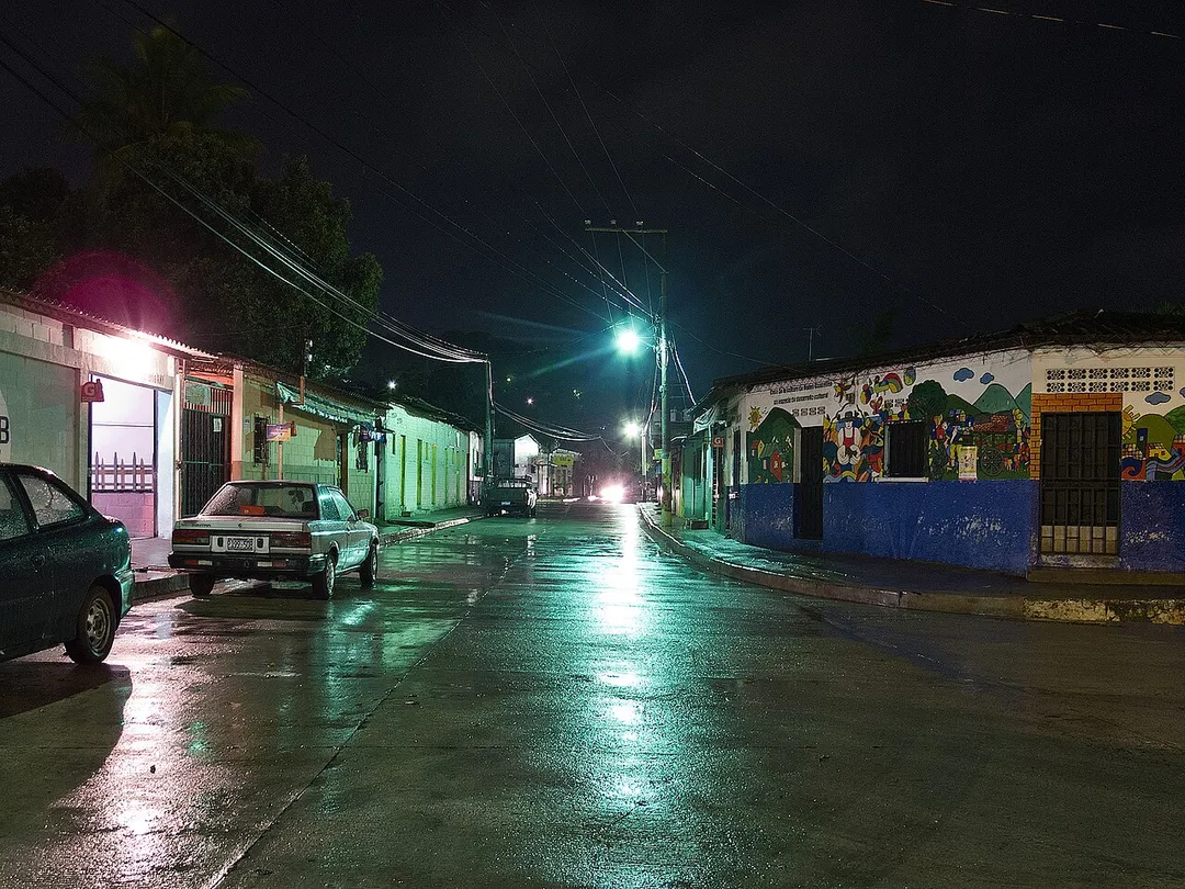 Calles de la noche en Nuevo Cuscatlán, El Salvador