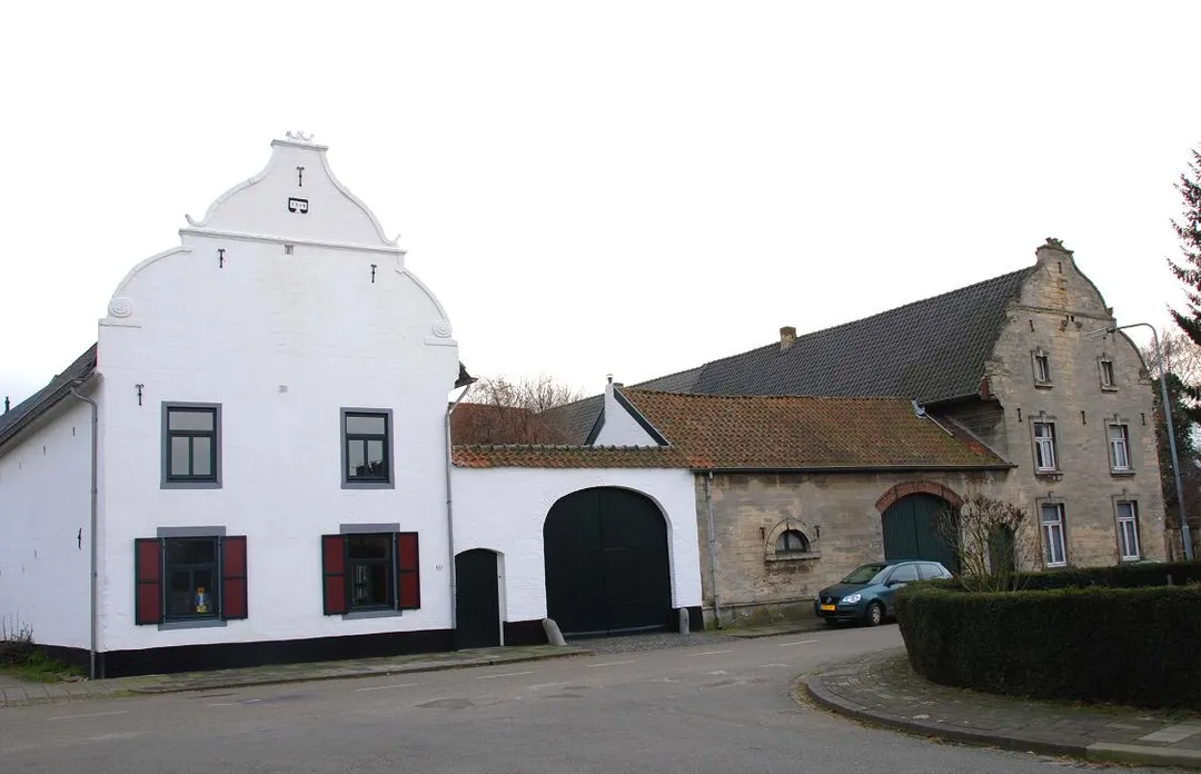 Vervanging van ièrder foto.
Arensgenhout mergele haof

foto: li:Els Diederen 2007 Aelske