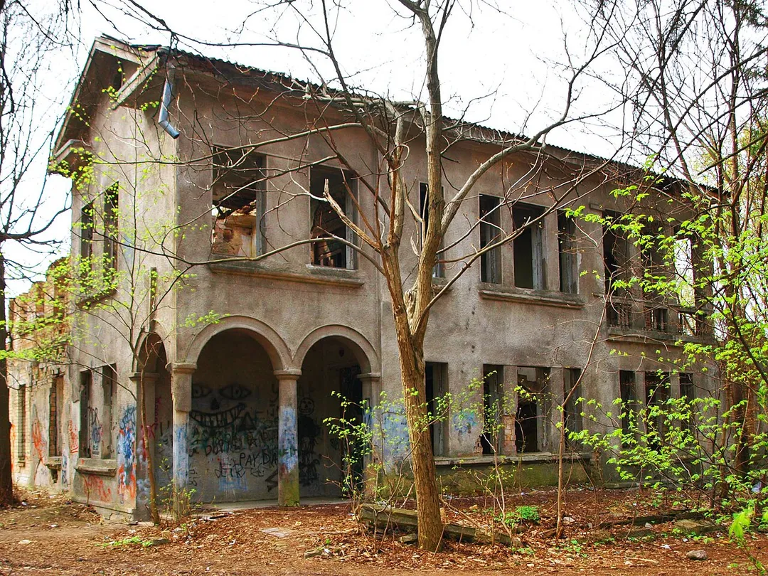 Руїни "дачі Хрущова". Парк Нивки. Київ, проспект Перемоги, 82-б