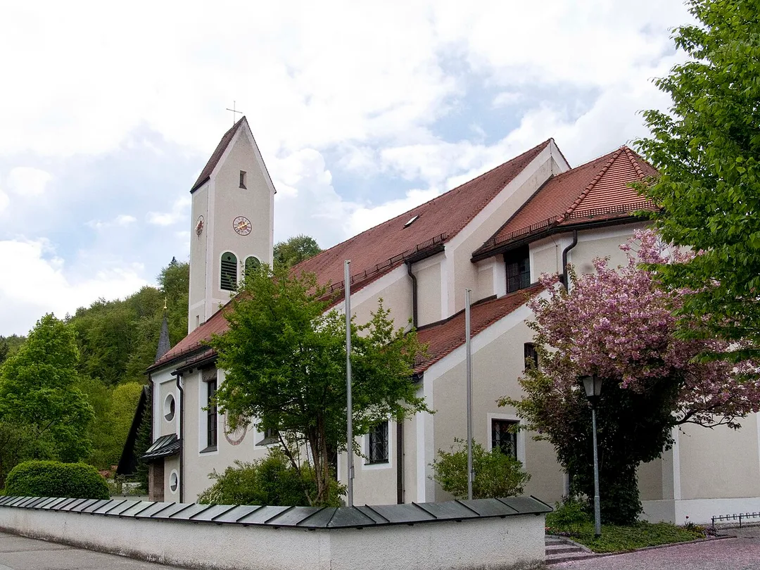historisierender Saalbau mit offenem Dachstuhl und westlichem Sattelturm, 1868-73, 1938 umgestaltet und erweitert; mit Ausstattung