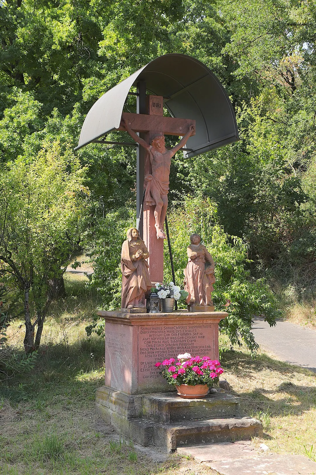 Obernburg am Main, vorderer Muehlrain, sandstone cross with crucifixion group