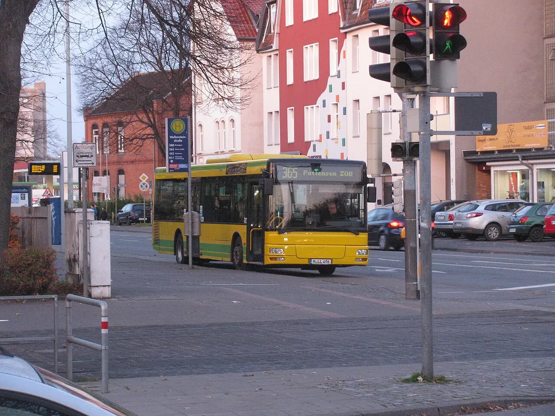 Linienbus der GVH-Linie 365 an der Bushaltestelle Wallensteinstraße nach Pattensen ZOB