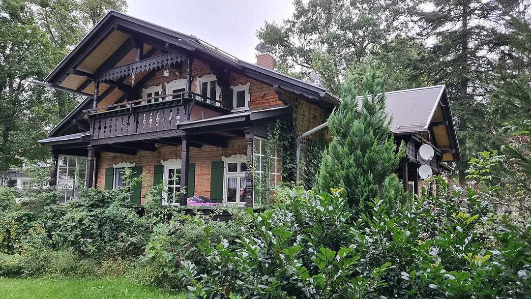 Fuggerstraße 5 (Oberstdorf) (ehemaliges Nebengebäude des 1936 abgebrannten Fugger-Hauses, eingeschossiger Blockbau mit flachem Satteldach, Kniestock, Mittelrisalit und Giebelveranda, um 1890.)